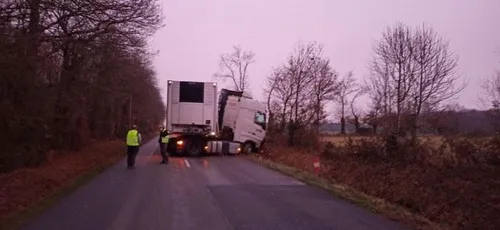 L'Hôtellerie-de-Flée. Un poids lourd en travers de la RD  863